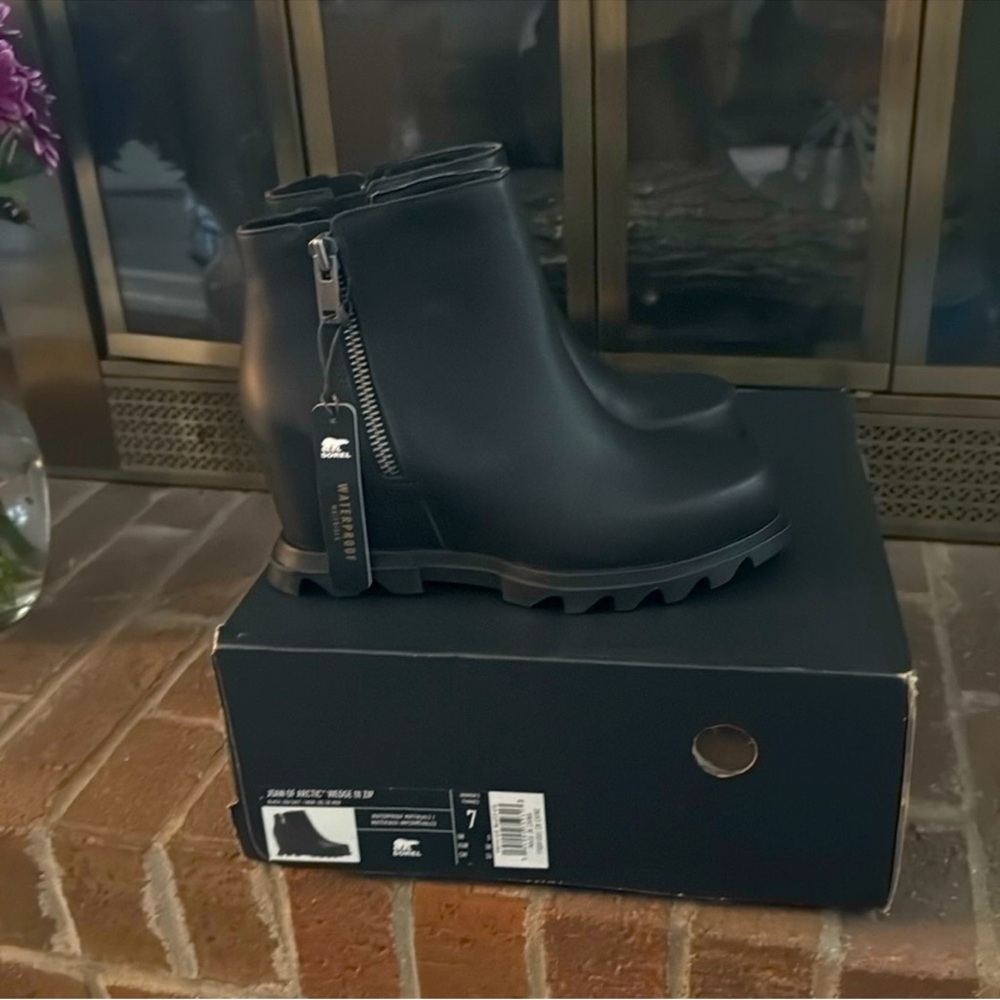 Sorel Black Ankle Boots with Rugged Sole and Side Zipper